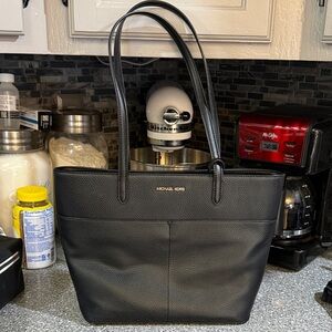 Michael Kors Bedford Pocket Tote Black Pebbled Leather Handbag  12”wide 10” tall